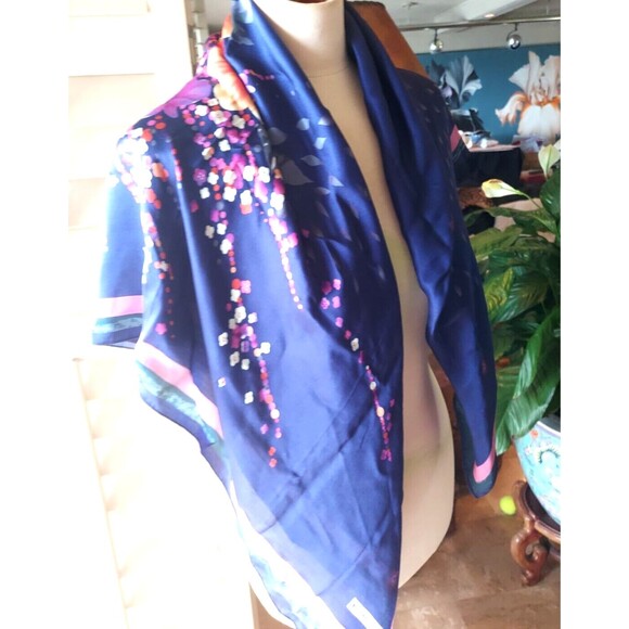 Beautiful Flowers DIAMANTINE MAROCCO Blue and Pink Flowers Scarf NWOT Luxury - Picture 4 of 8
